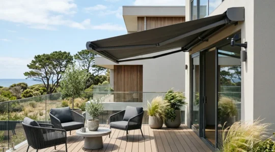 Store banne automatique avec capteur de vent installé sur une terrasse moderne